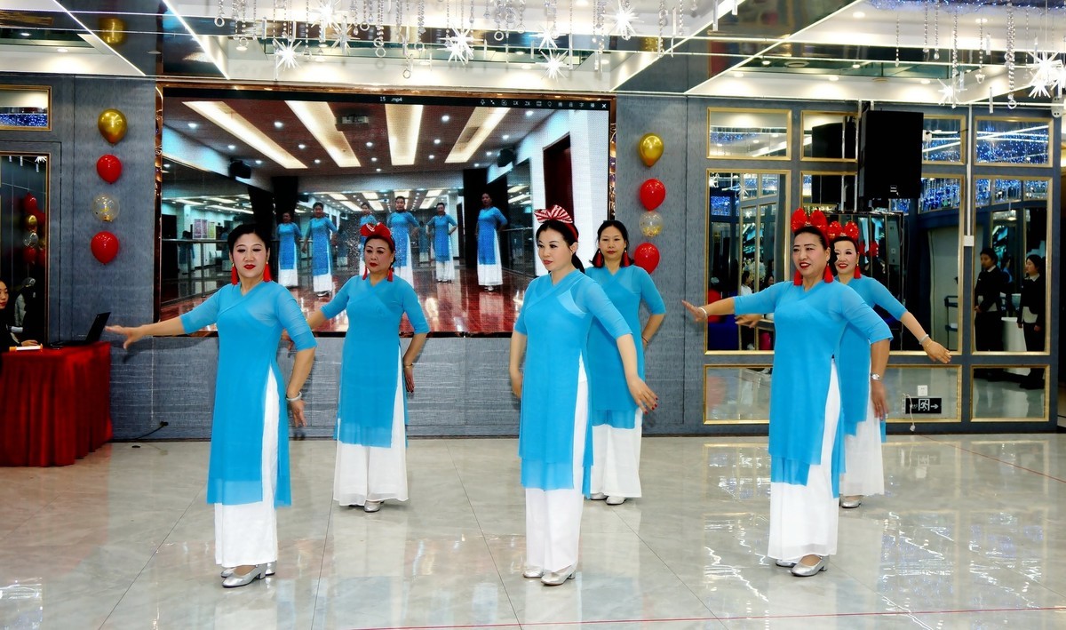 室内环境人像---年会上的美女！