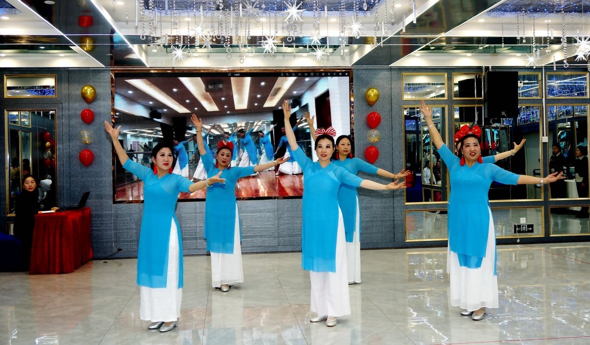 室内环境人像---年会上的美女！