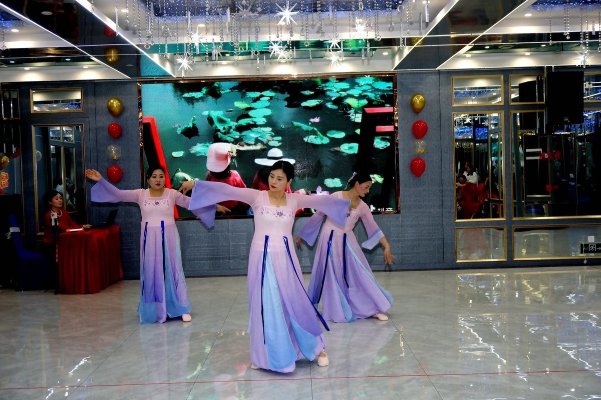 室内环境人像---年会上的美女！