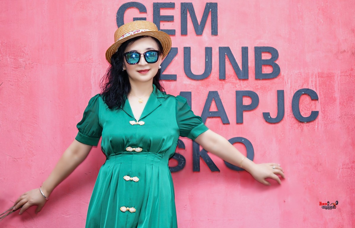 【绿衣美女】---闪亮