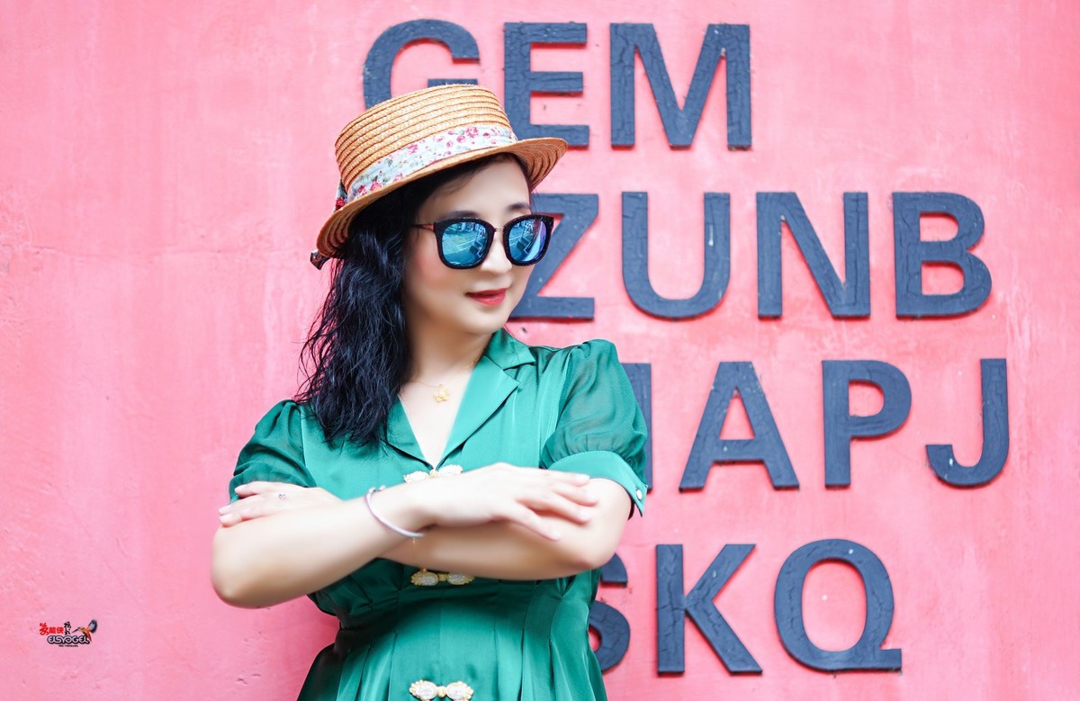 【绿衣美女】---闪亮