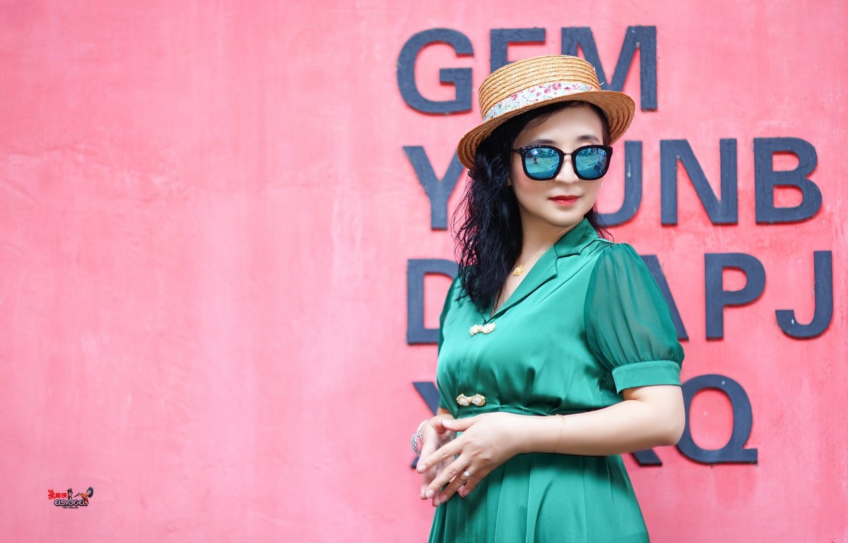 【绿衣美女】---闪亮