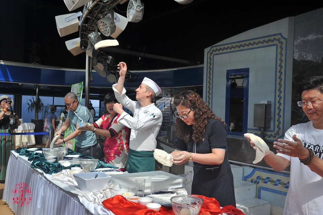 邮轮海上精彩纷呈的文娱活动     周鸣天