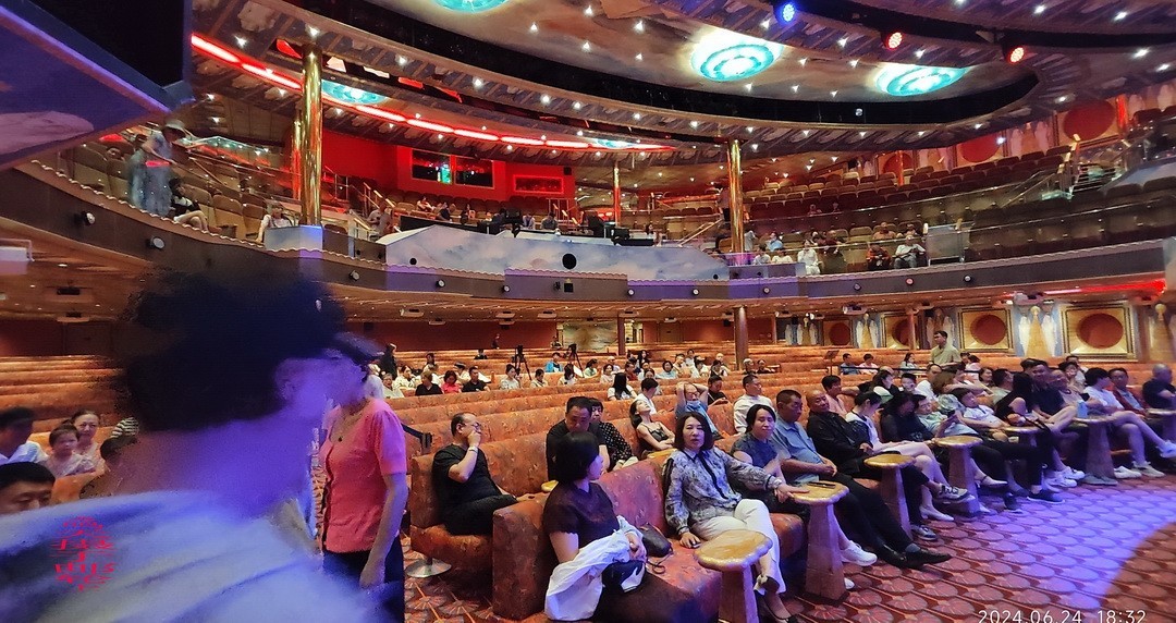 邮轮海上精彩纷呈的文娱活动     周鸣天