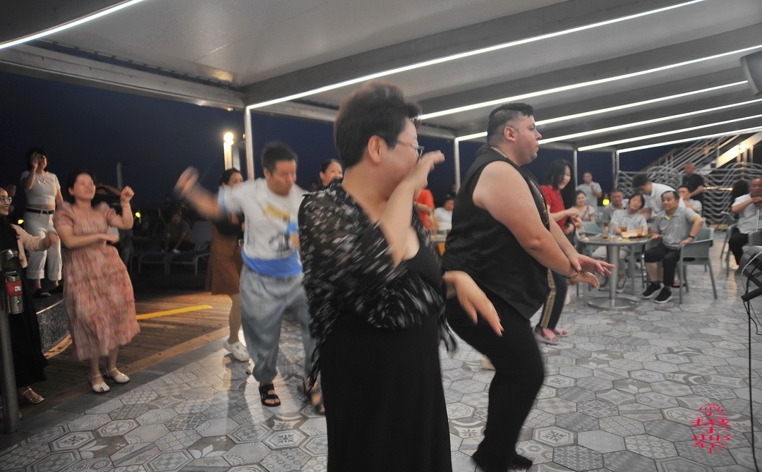 邮轮海上精彩纷呈的文娱活动     周鸣天