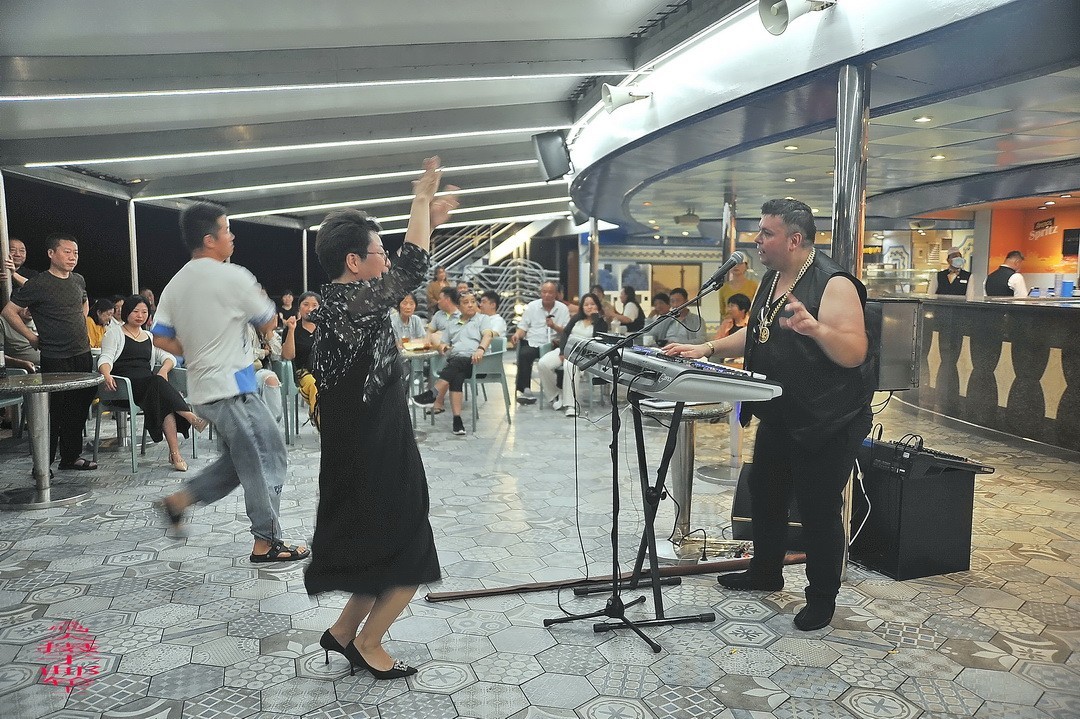 邮轮海上精彩纷呈的文娱活动     周鸣天