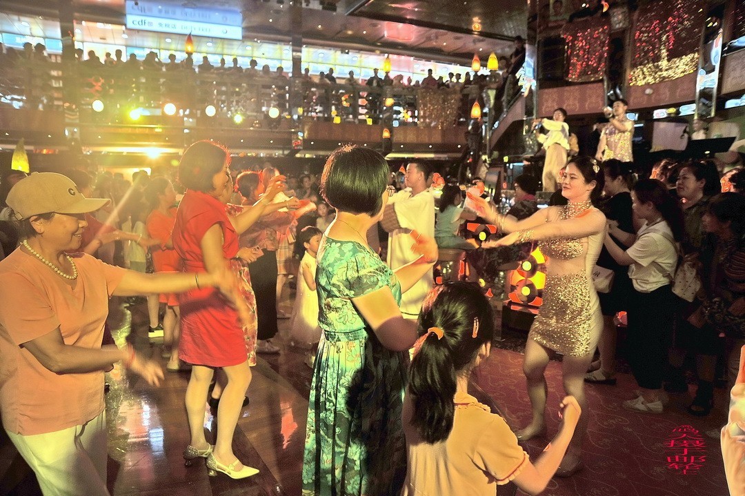 邮轮海上精彩纷呈的文娱活动     周鸣天