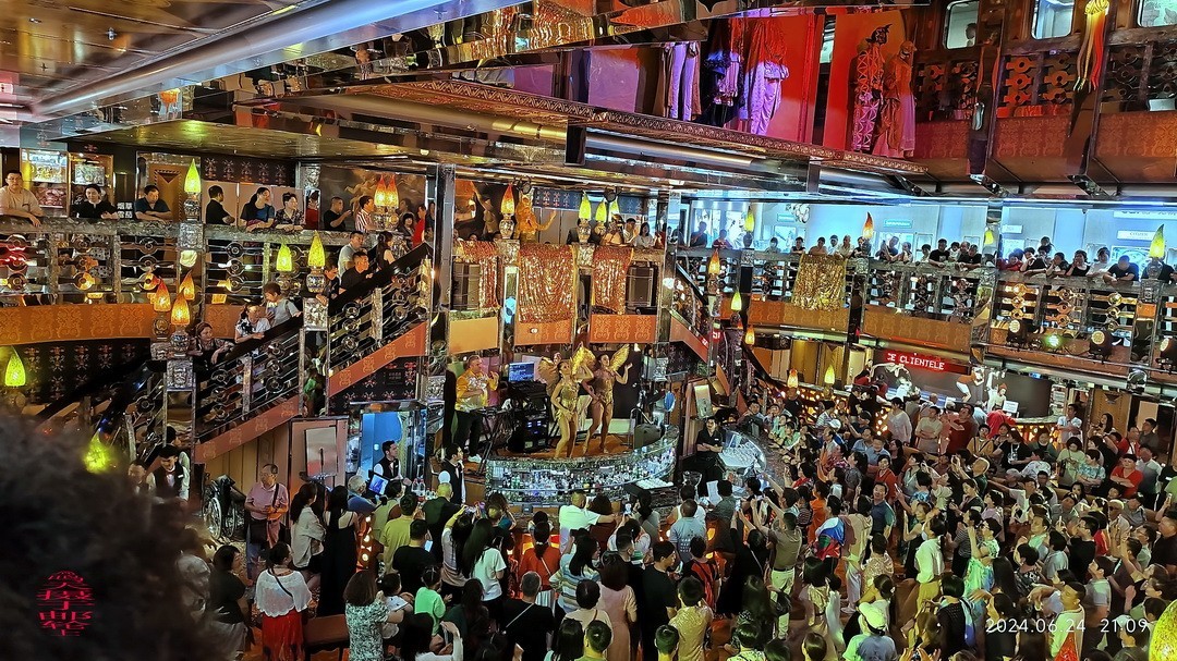 邮轮海上精彩纷呈的文娱活动     周鸣天