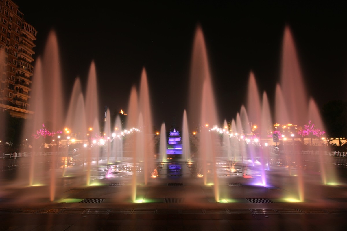 本来计划今天晚上出来拍喷泉看水的，结果可拍内容不多，就瞎拍了一些其他东西！