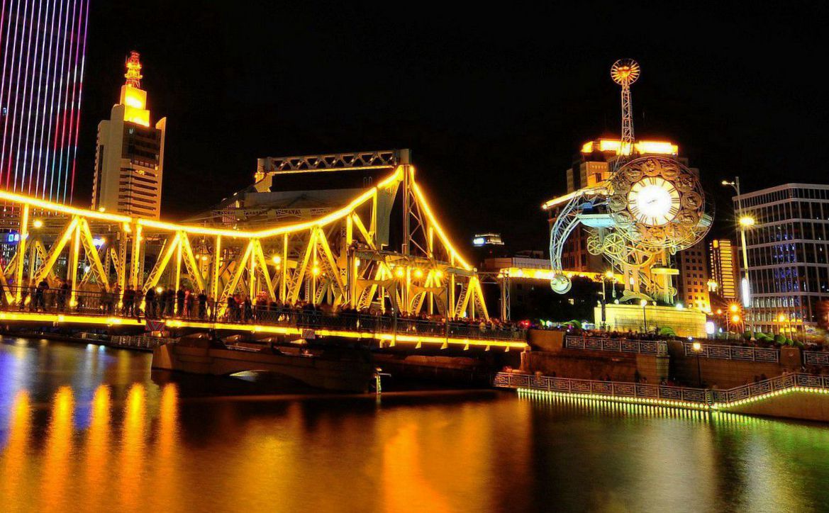 华灯初放映海河