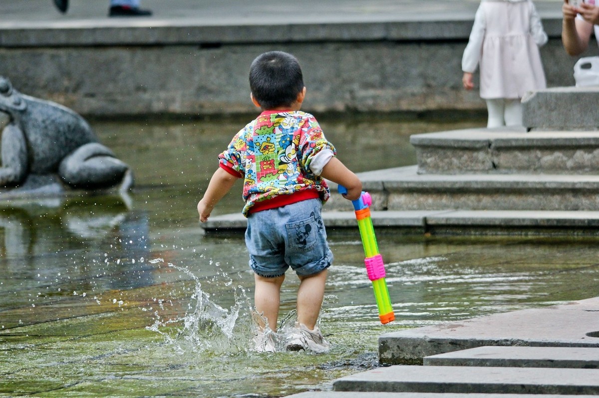 开心童年——公园里踏浪的小朋友（二）