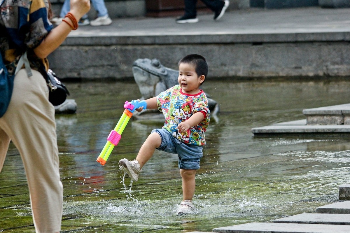 开心童年——公园里踏浪的小朋友（二）
