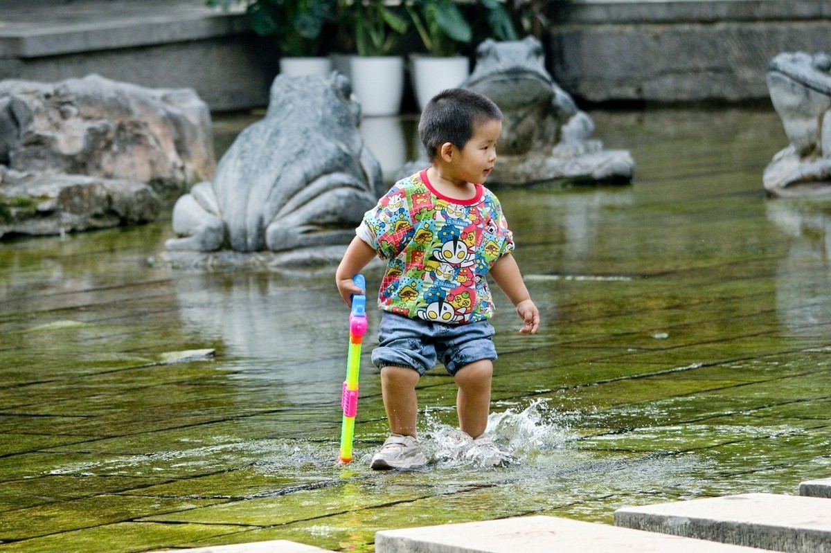 开心童年——公园里踏浪的小朋友（二）