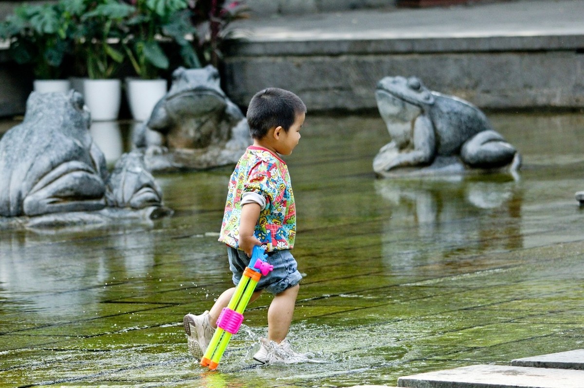 开心童年——公园里踏浪的小朋友（二）