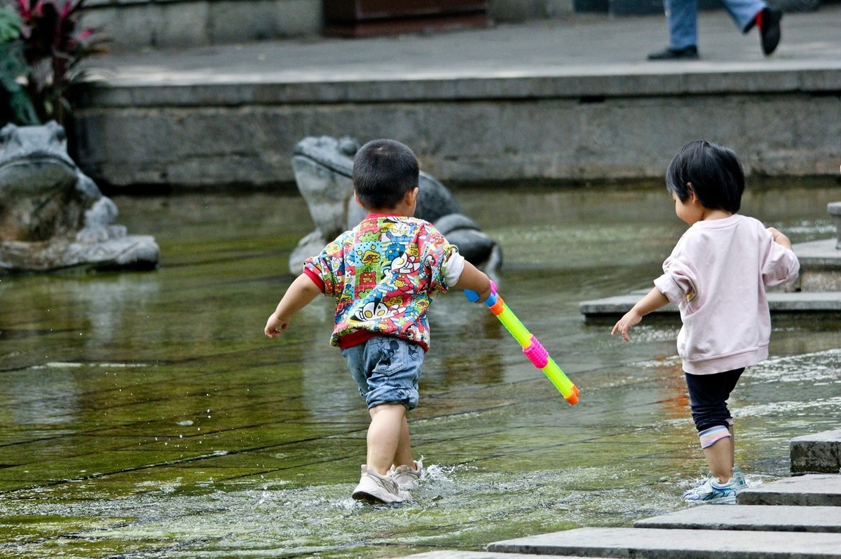 开心童年——公园里踏浪的小朋友（二）