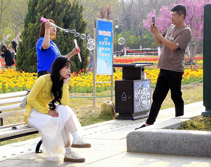 纪实摄影》名人植物园：（6）赏花留念！