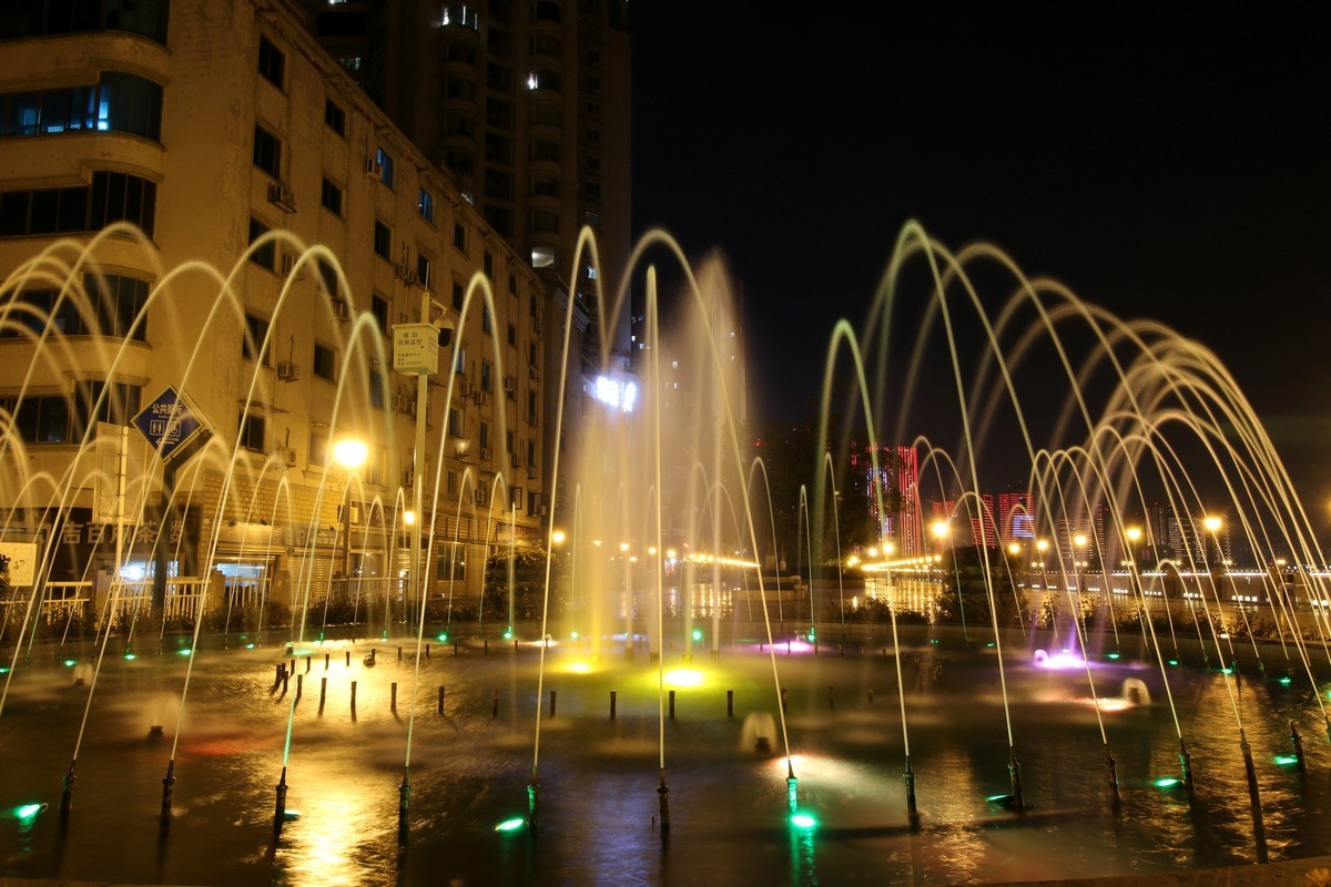 本来计划今天晚上出来拍喷泉看水的，结果可拍内容不多，就瞎拍了一些其他东西！