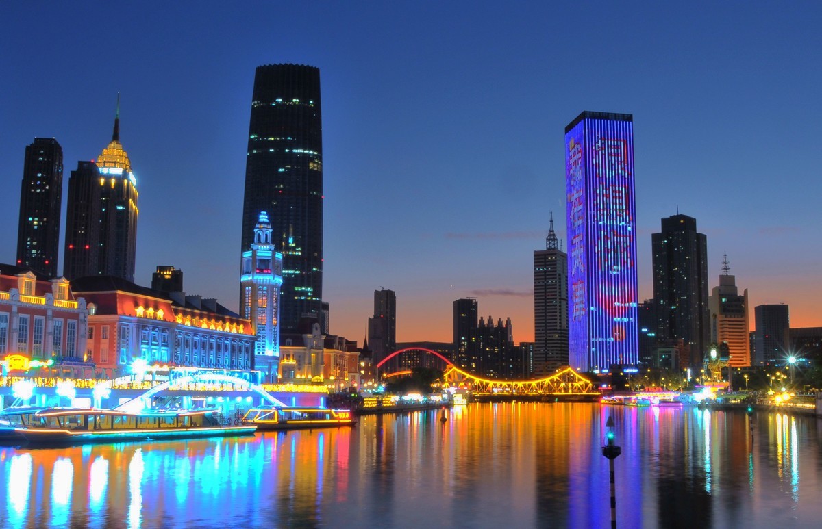 华灯初放映海河