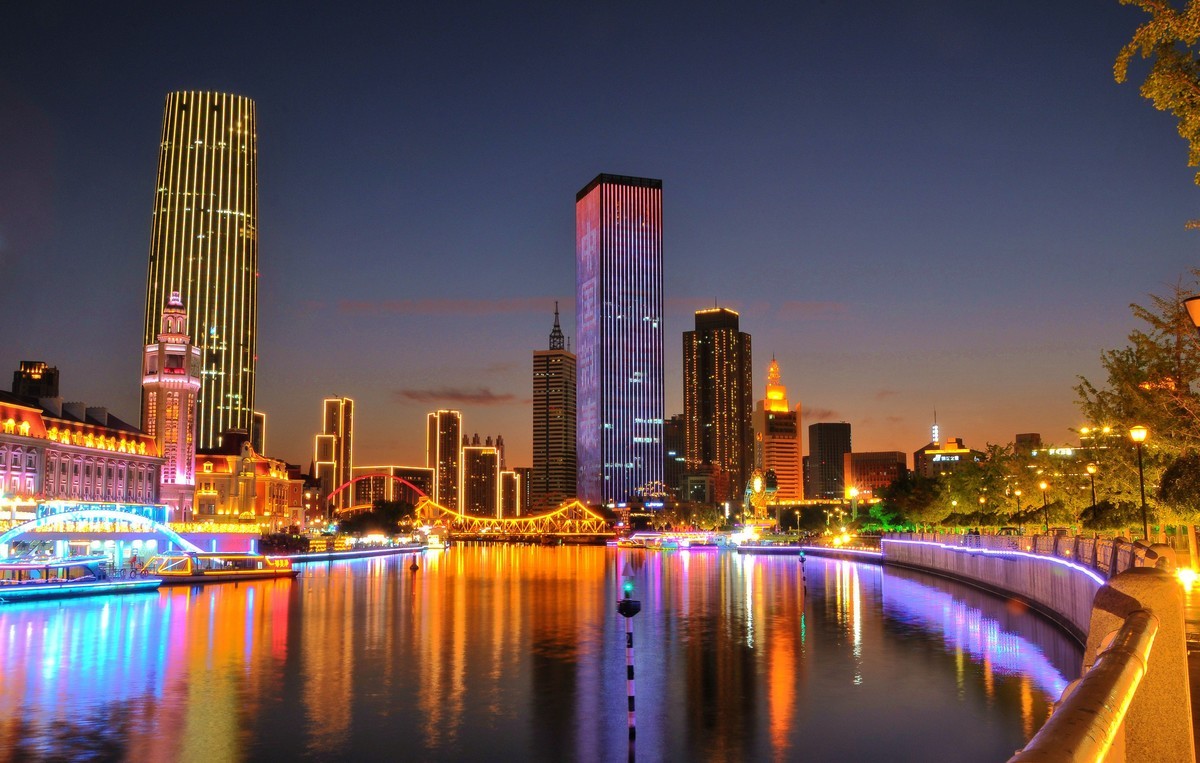 华灯初放映海河