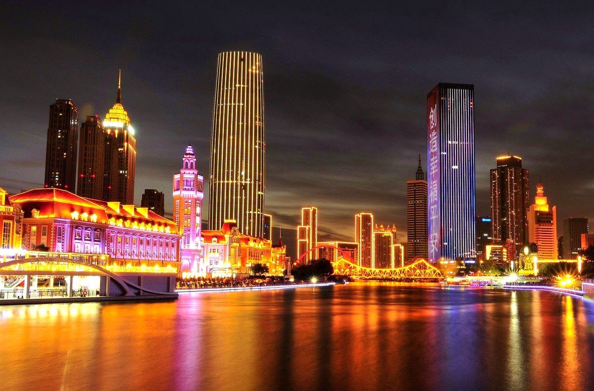 华灯初放映海河