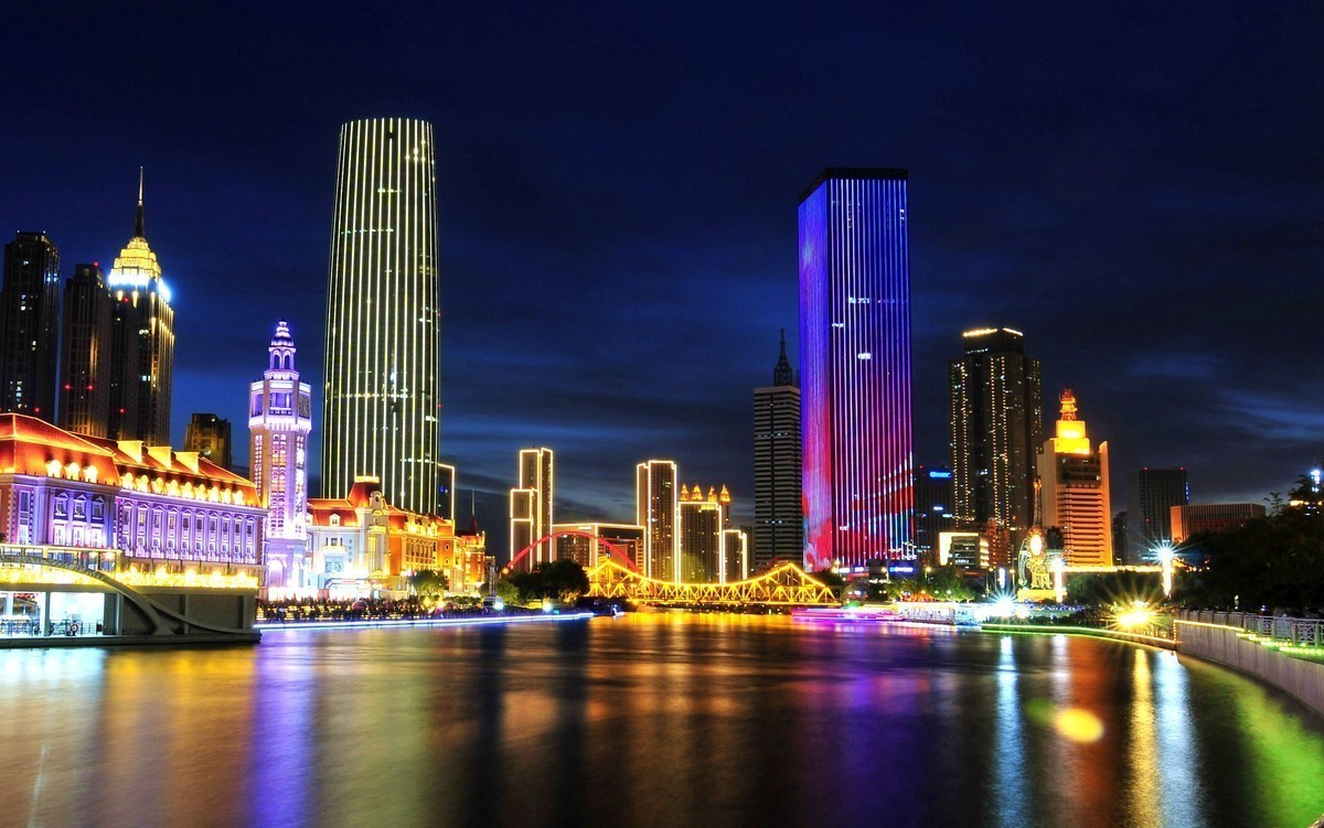 华灯初放映海河