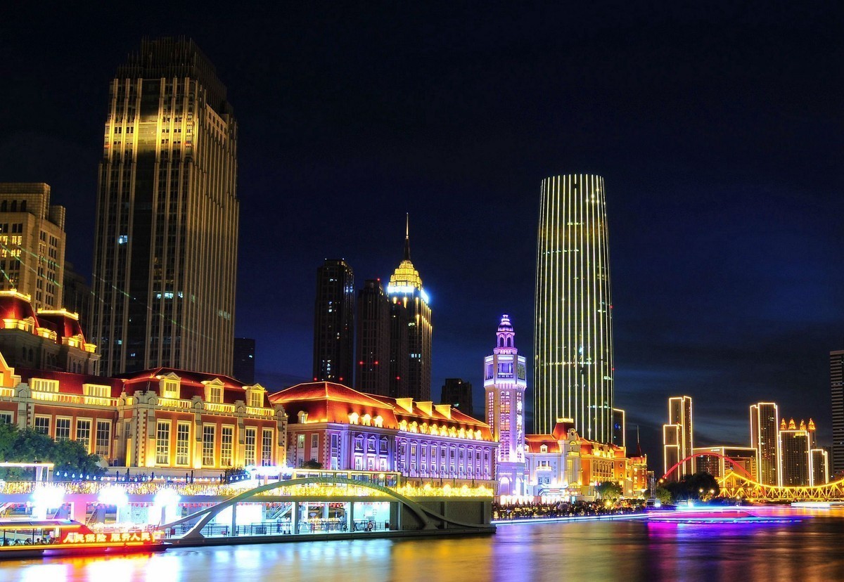 华灯初放映海河