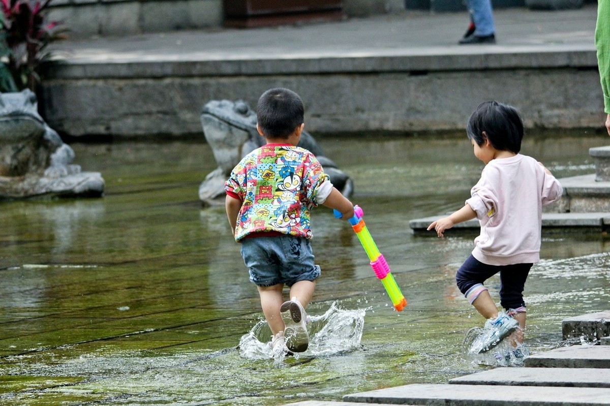 开心童年——公园里踏浪的小朋友（二）