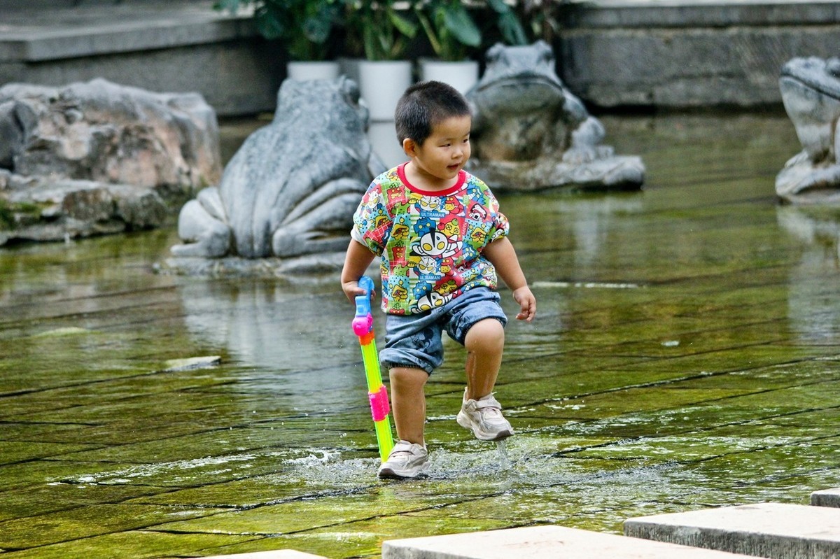开心童年——公园里踏浪的小朋友（二）