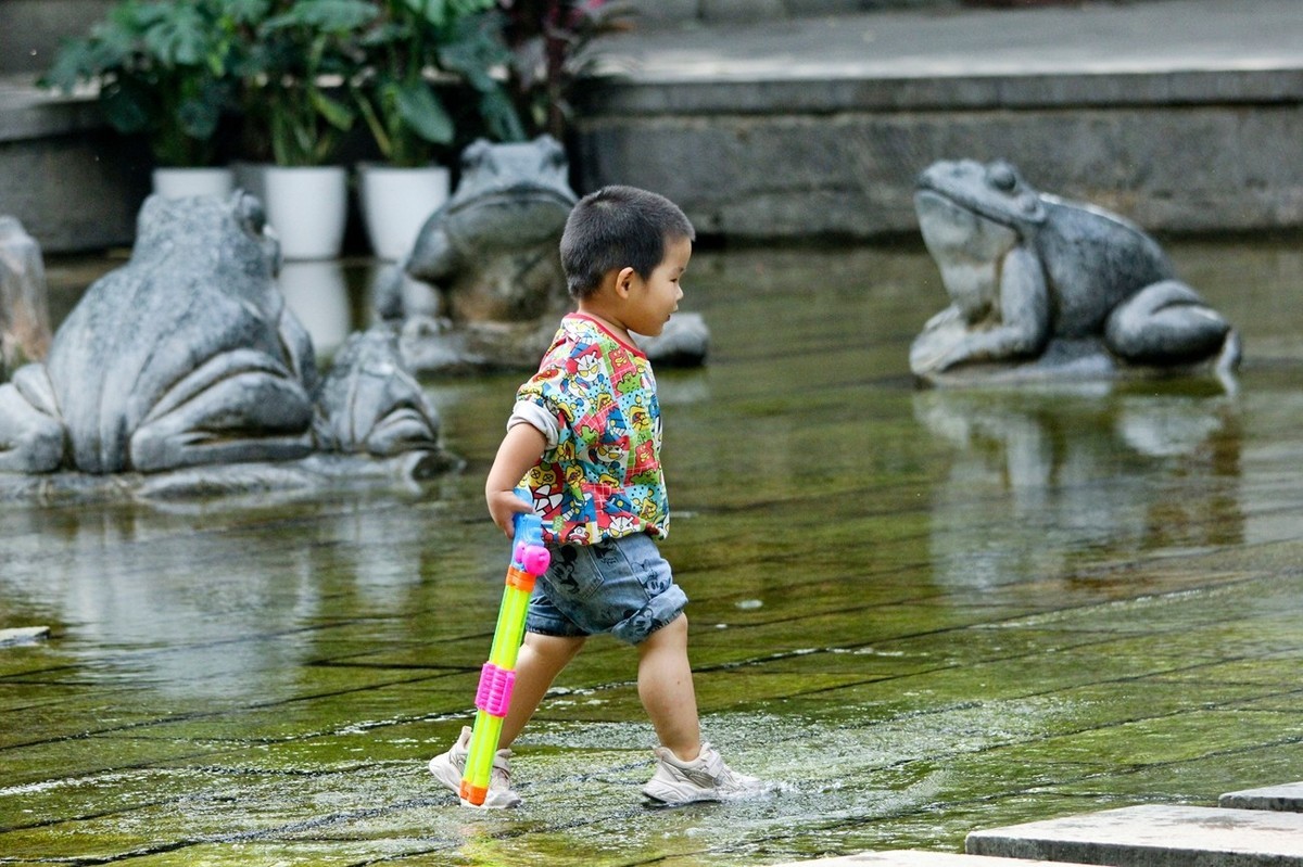 开心童年——公园里踏浪的小朋友（二）