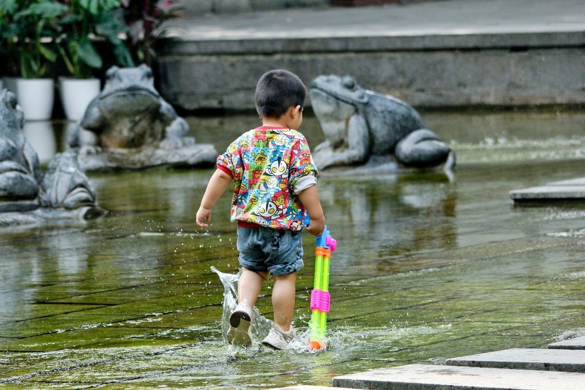 开心童年——公园里踏浪的小朋友（二）