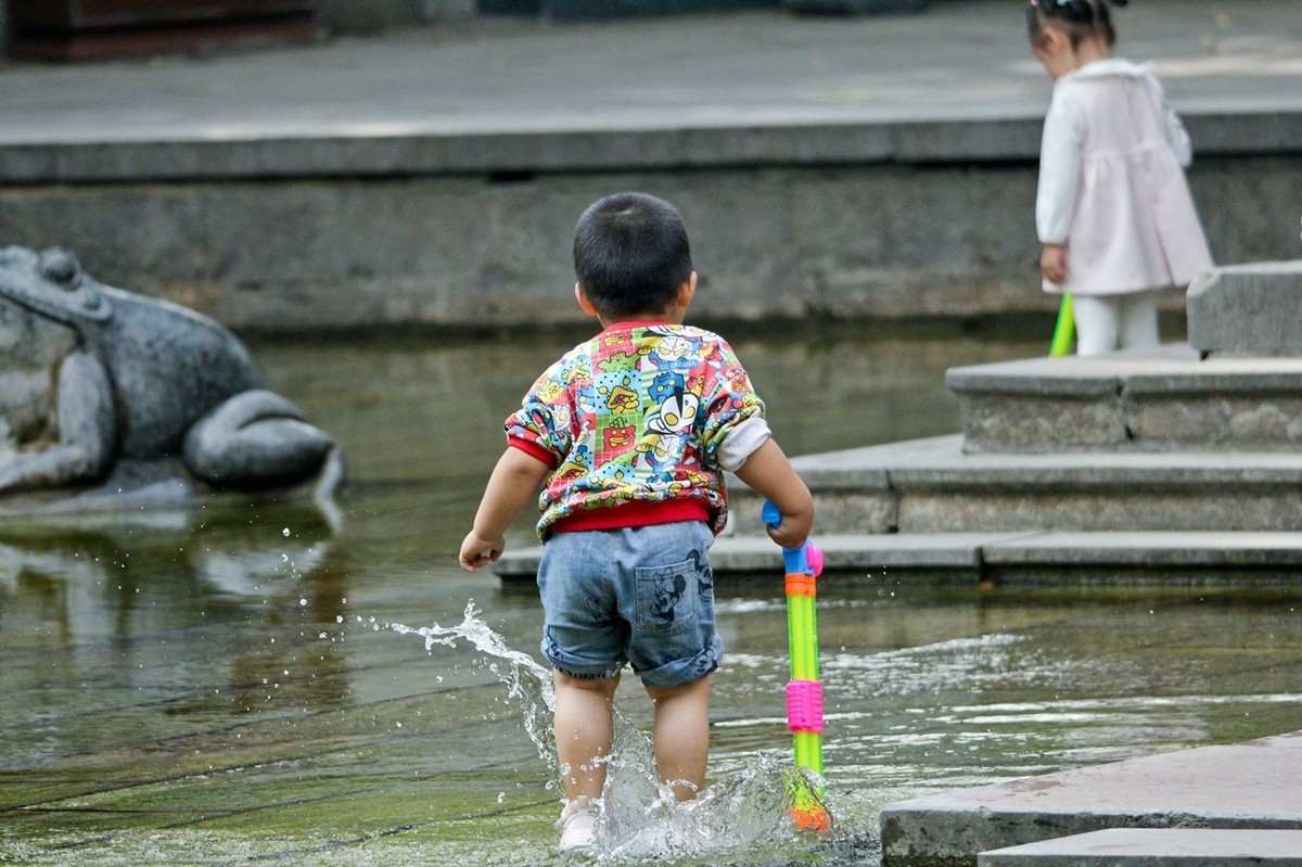 开心童年——公园里踏浪的小朋友（二）