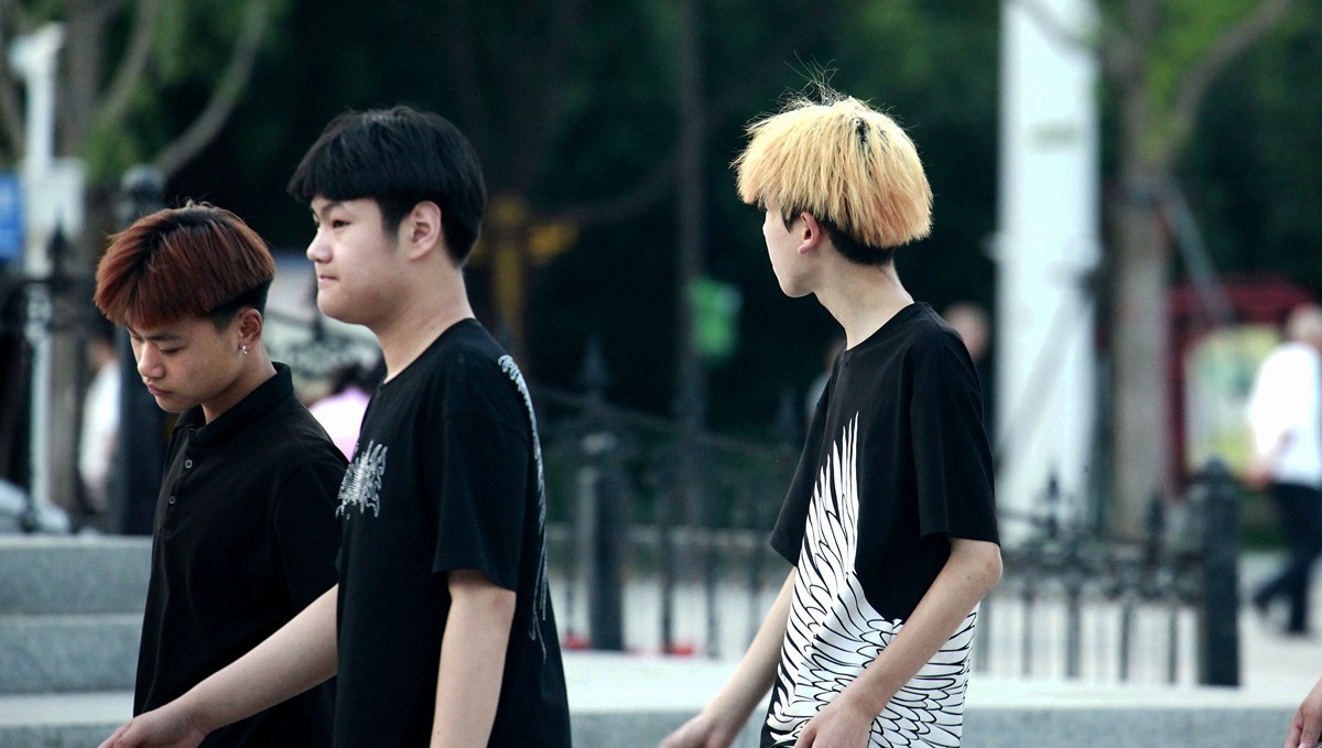 怪异的发型  文雅的小脸