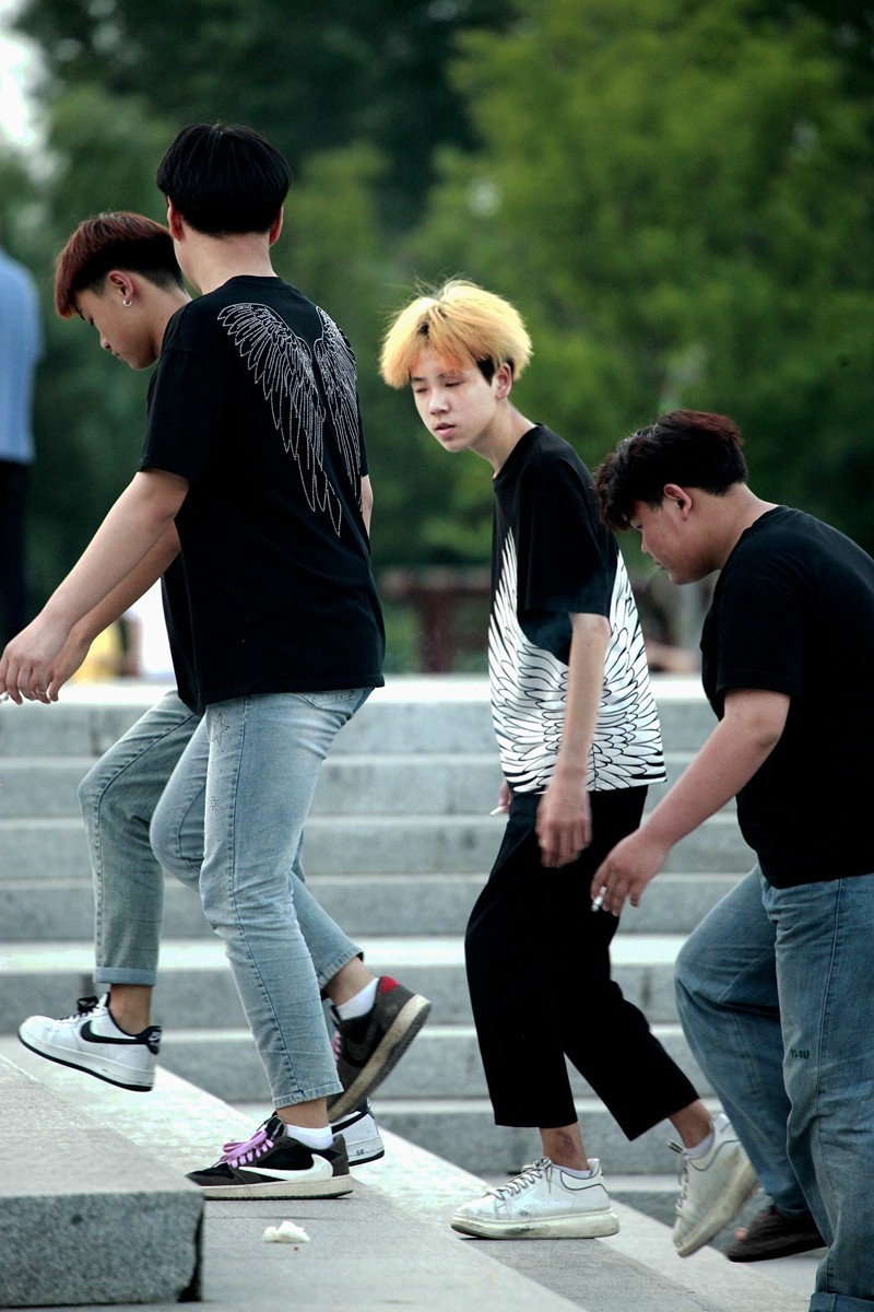 怪异的发型  文雅的小脸