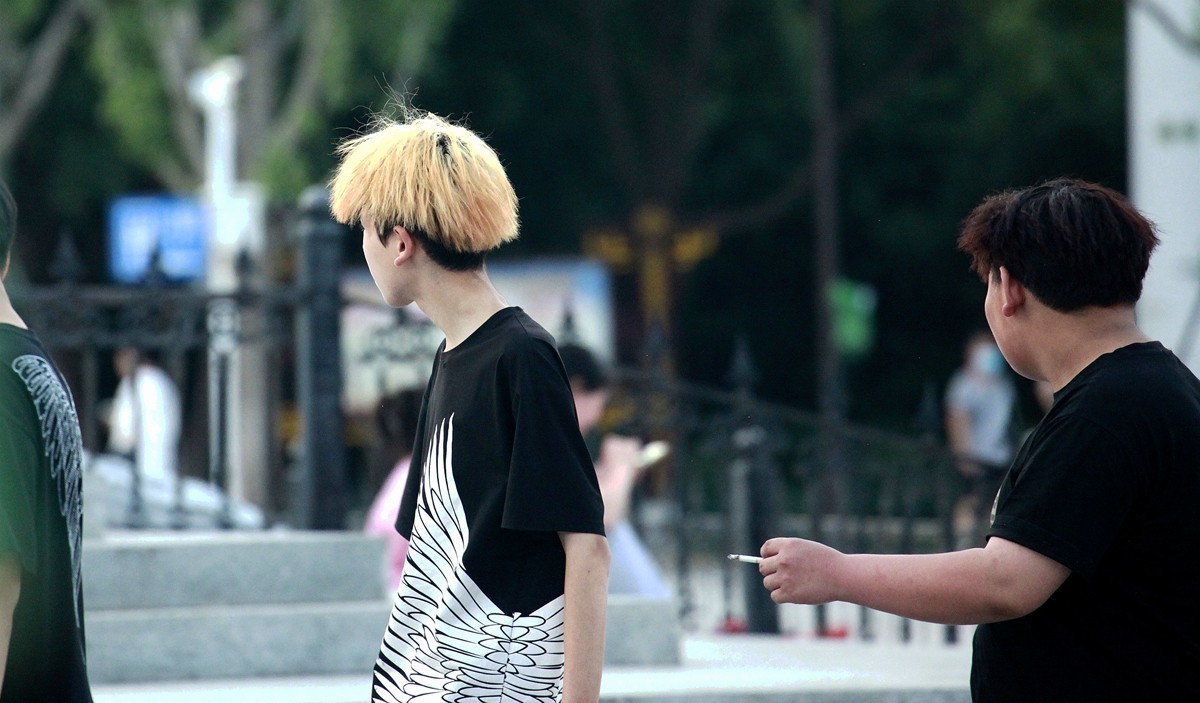 怪异的发型  文雅的小脸