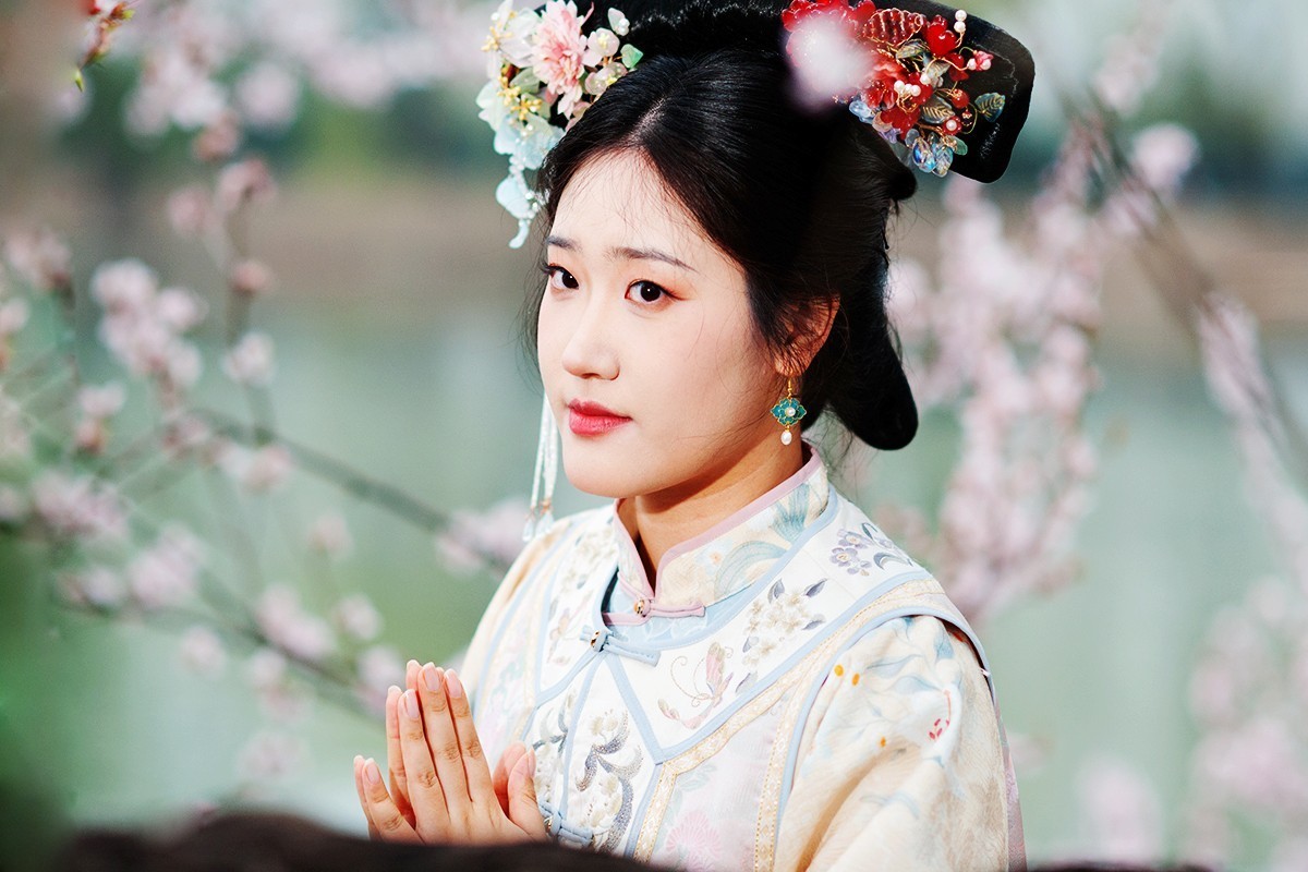 西堤之上的古装人像