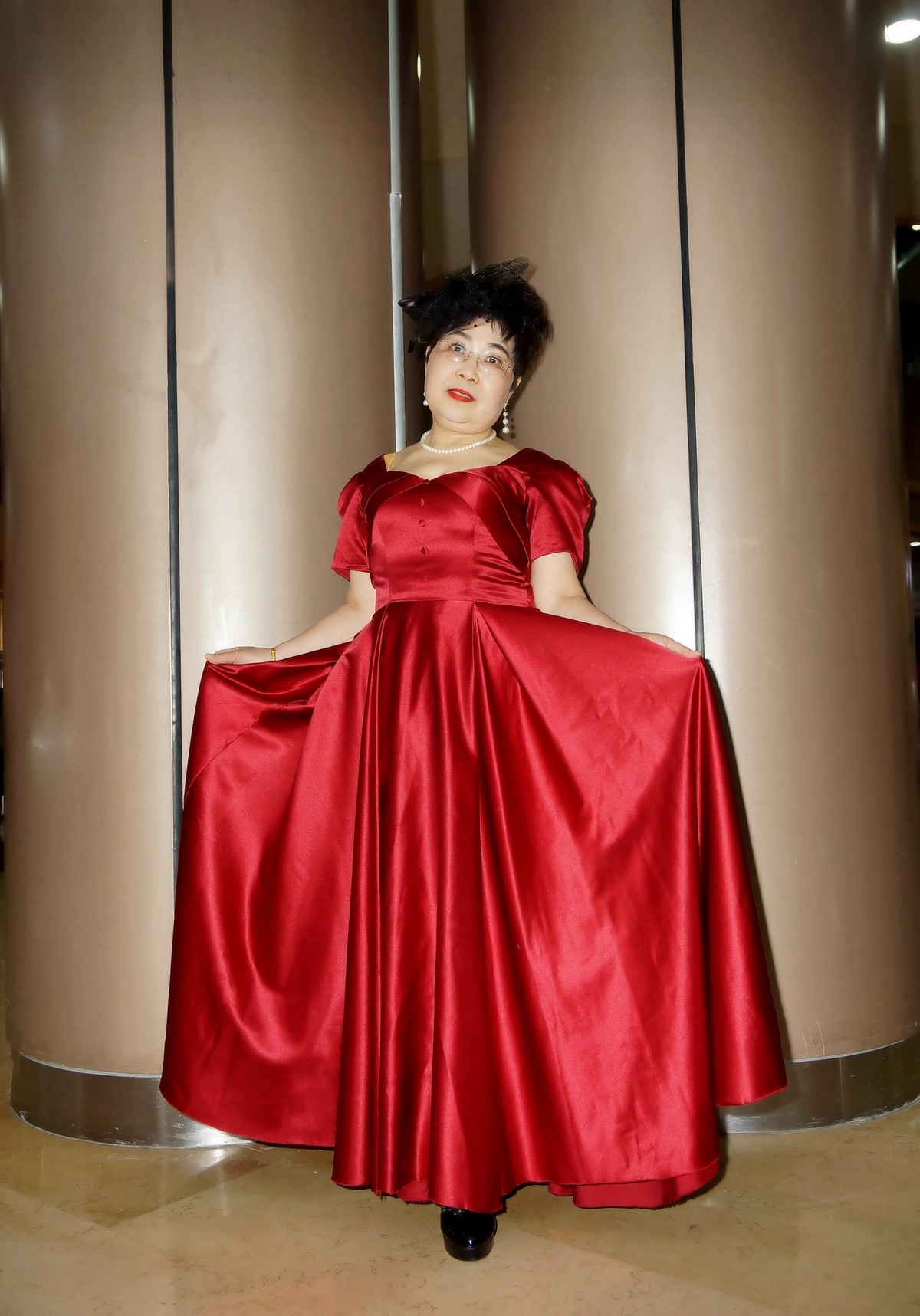 室内环境人像---演出完的红衫美女！