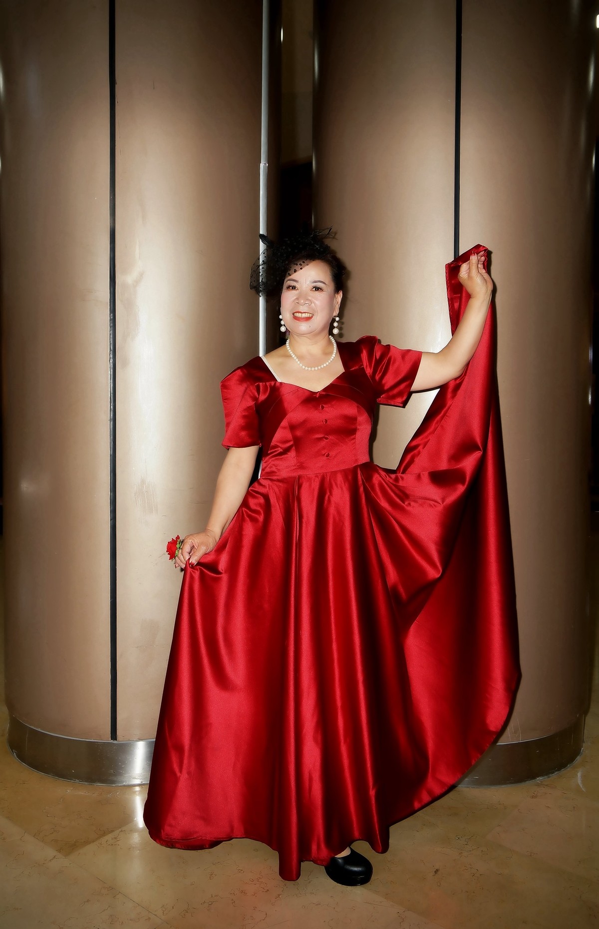 室内环境人像---演出完的红衫美女！