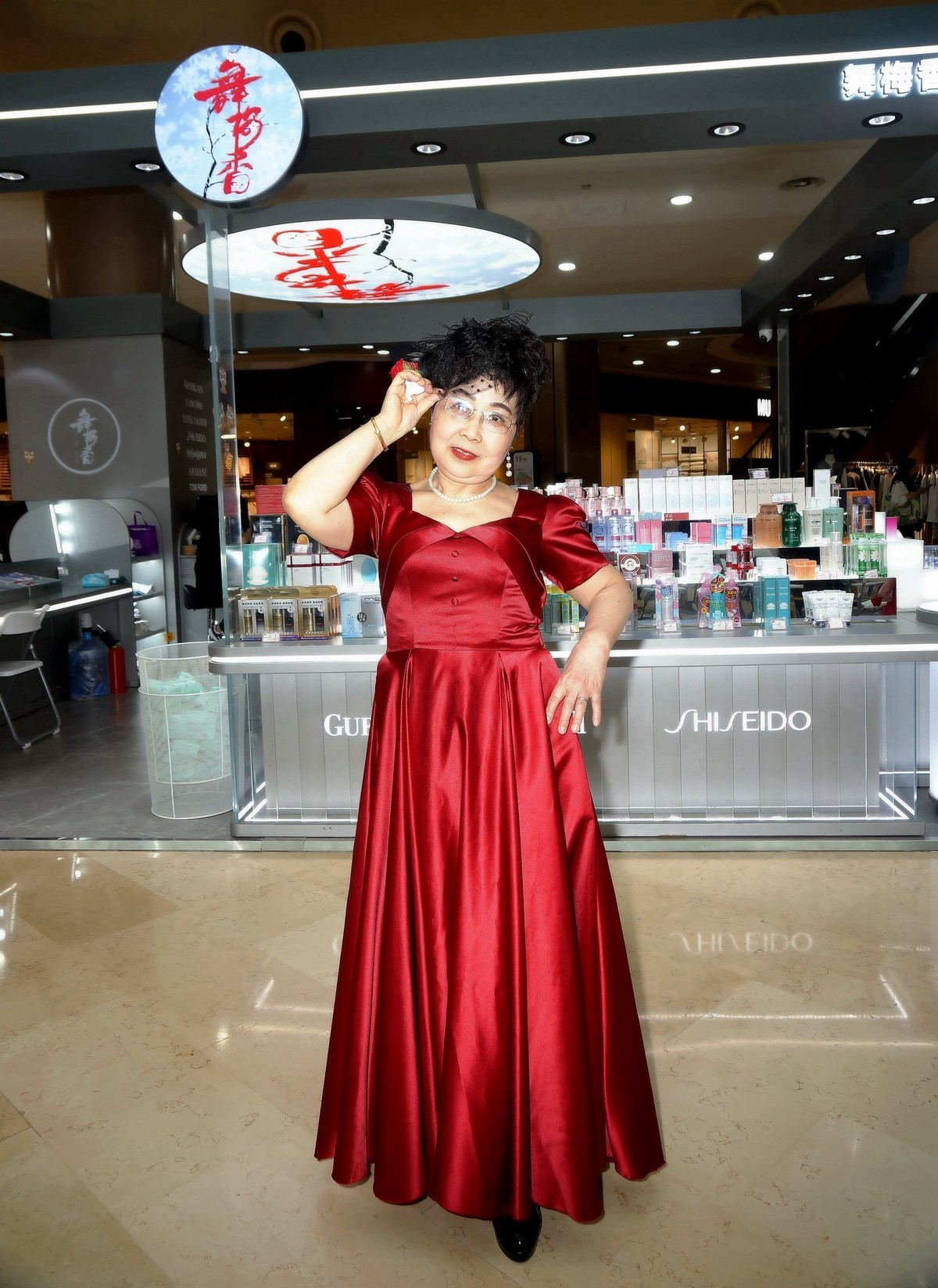 室内环境人像---演出完的红衫美女！