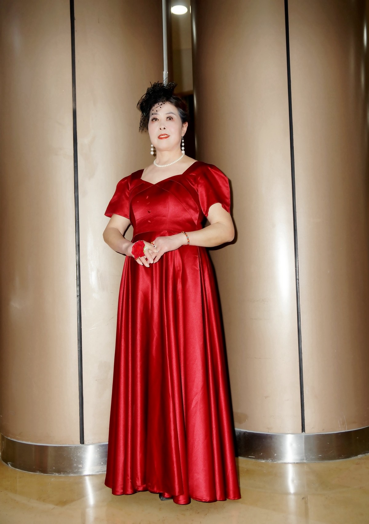 室内环境人像---演出完的红衫美女！