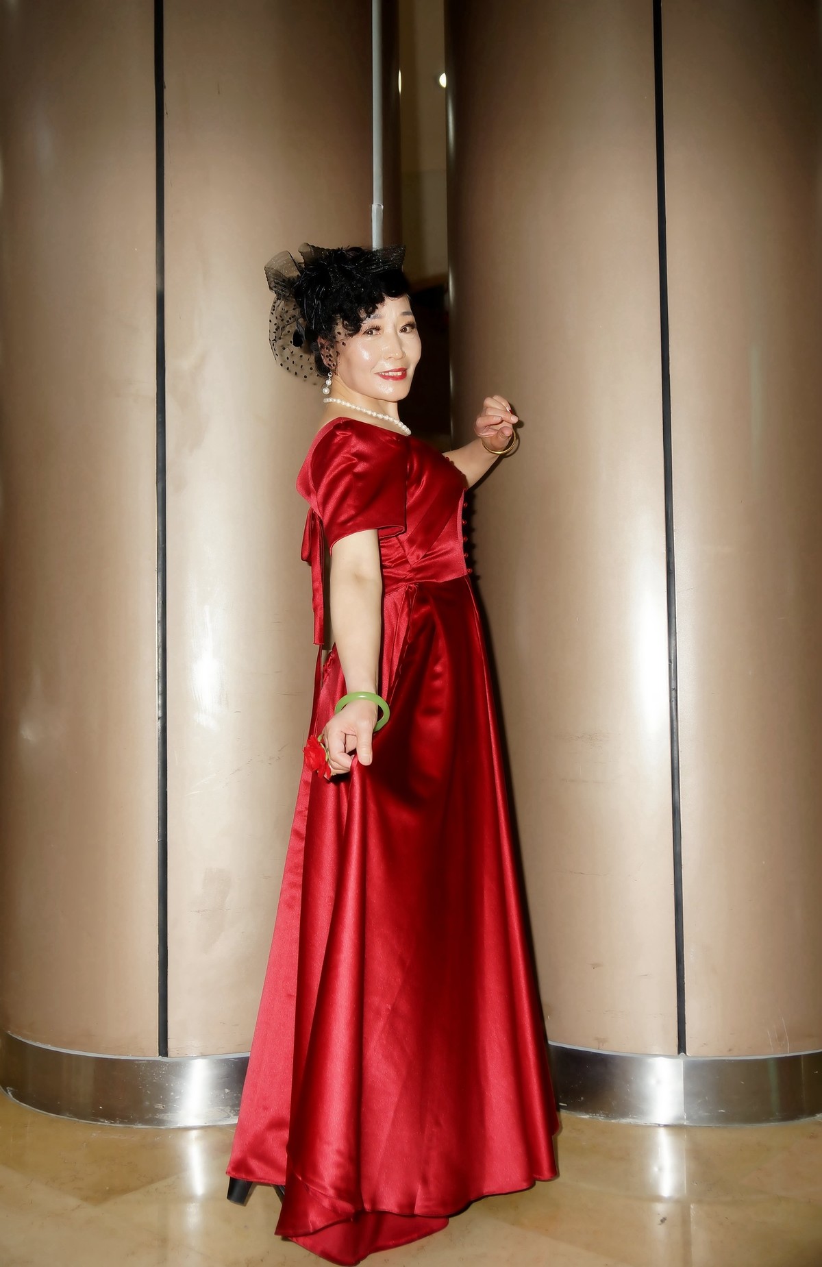 室内环境人像---演出完的红衫美女！