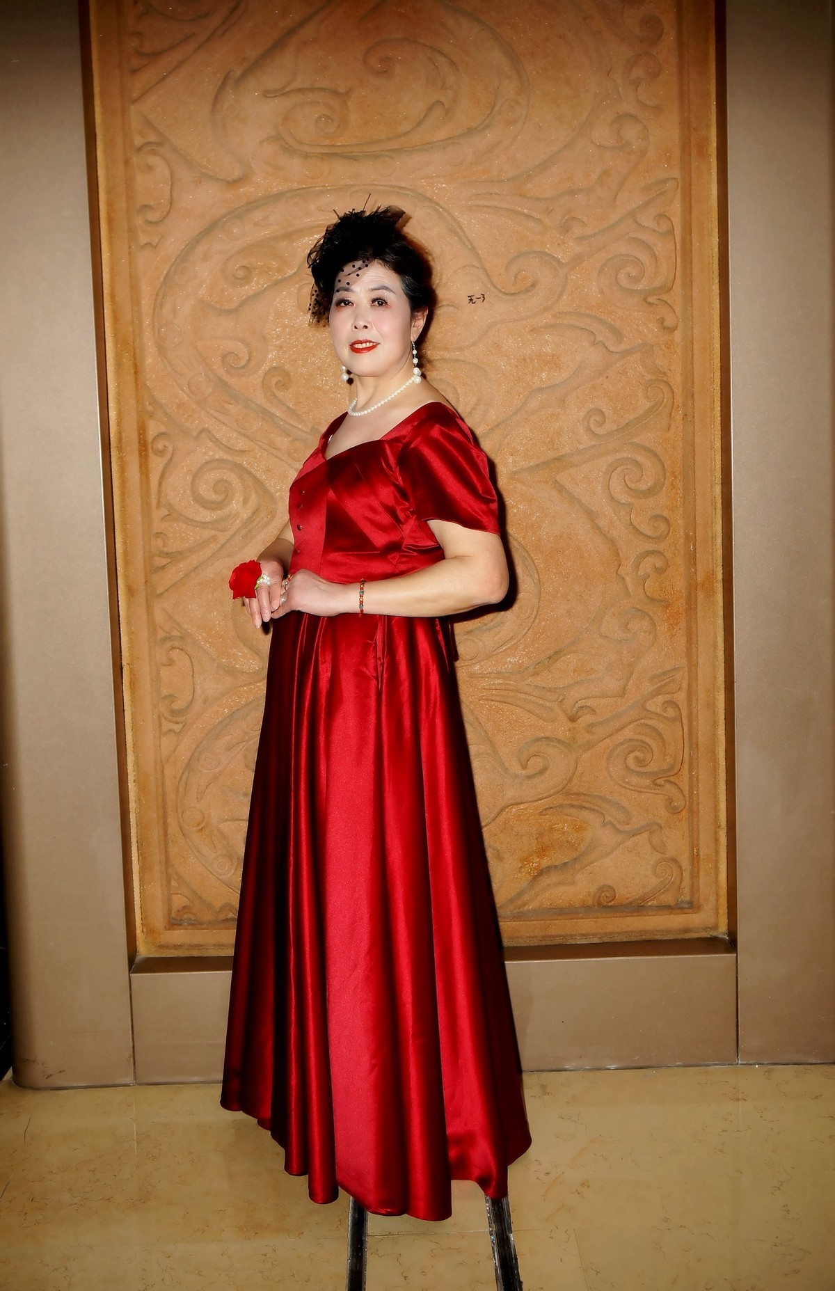 室内环境人像---演出完的红衫美女！