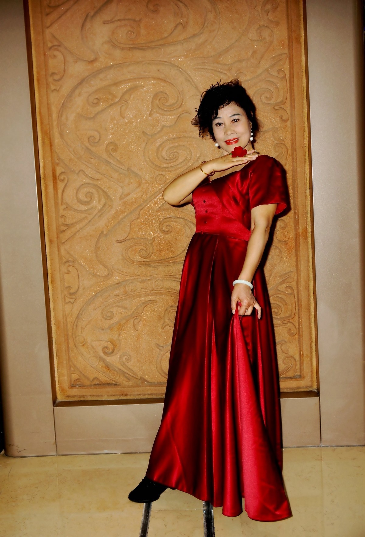 室内环境人像---演出完的红衫美女！
