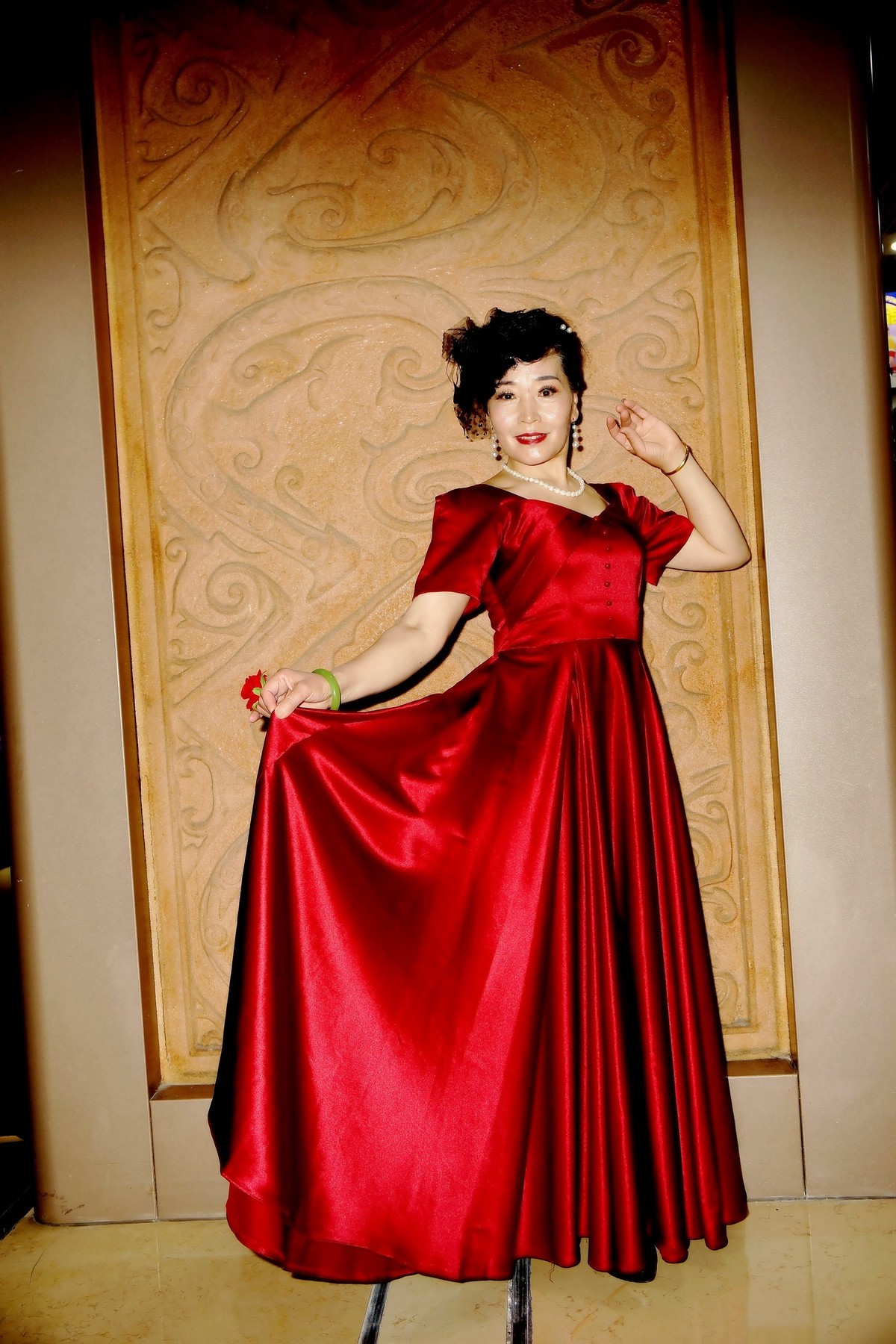 室内环境人像---演出完的红衫美女！