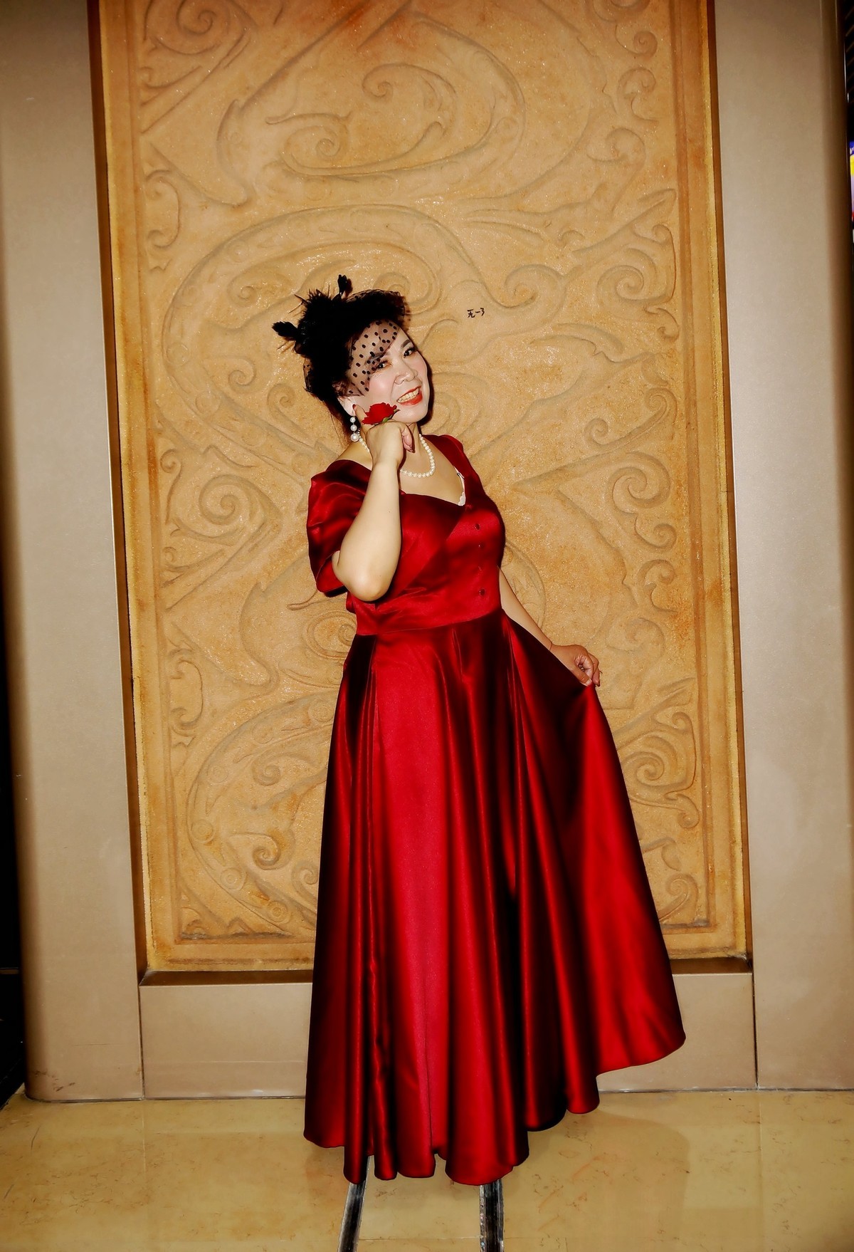 室内环境人像---演出完的红衫美女！