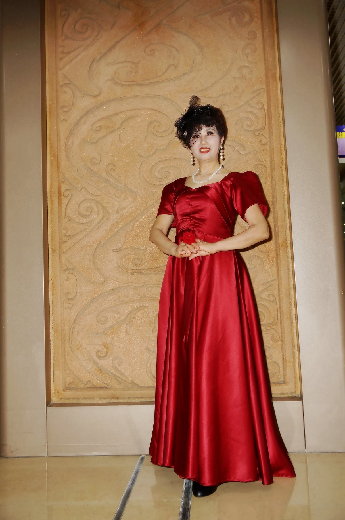 室内环境人像---演出完的红衫美女！