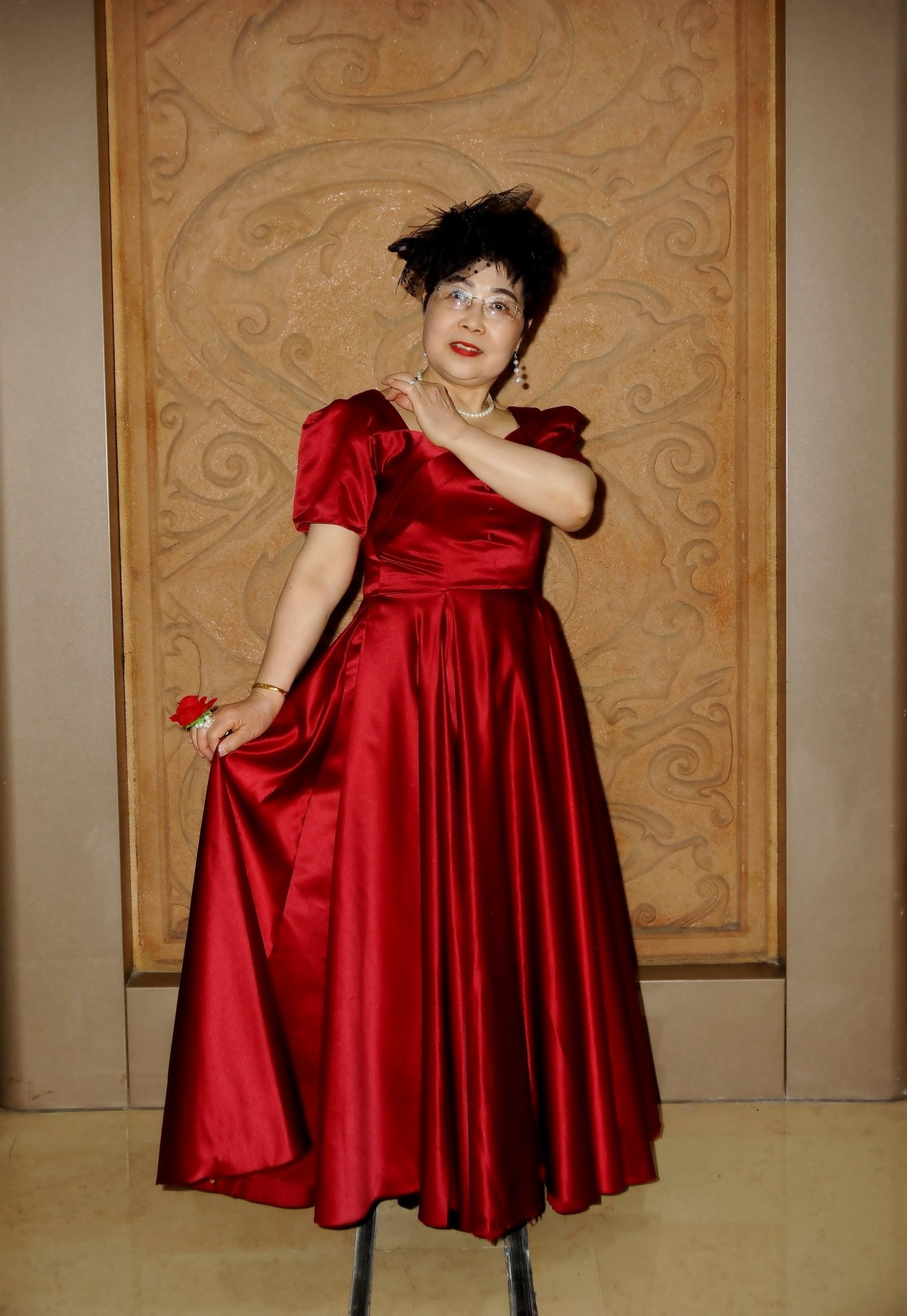 室内环境人像---演出完的红衫美女！