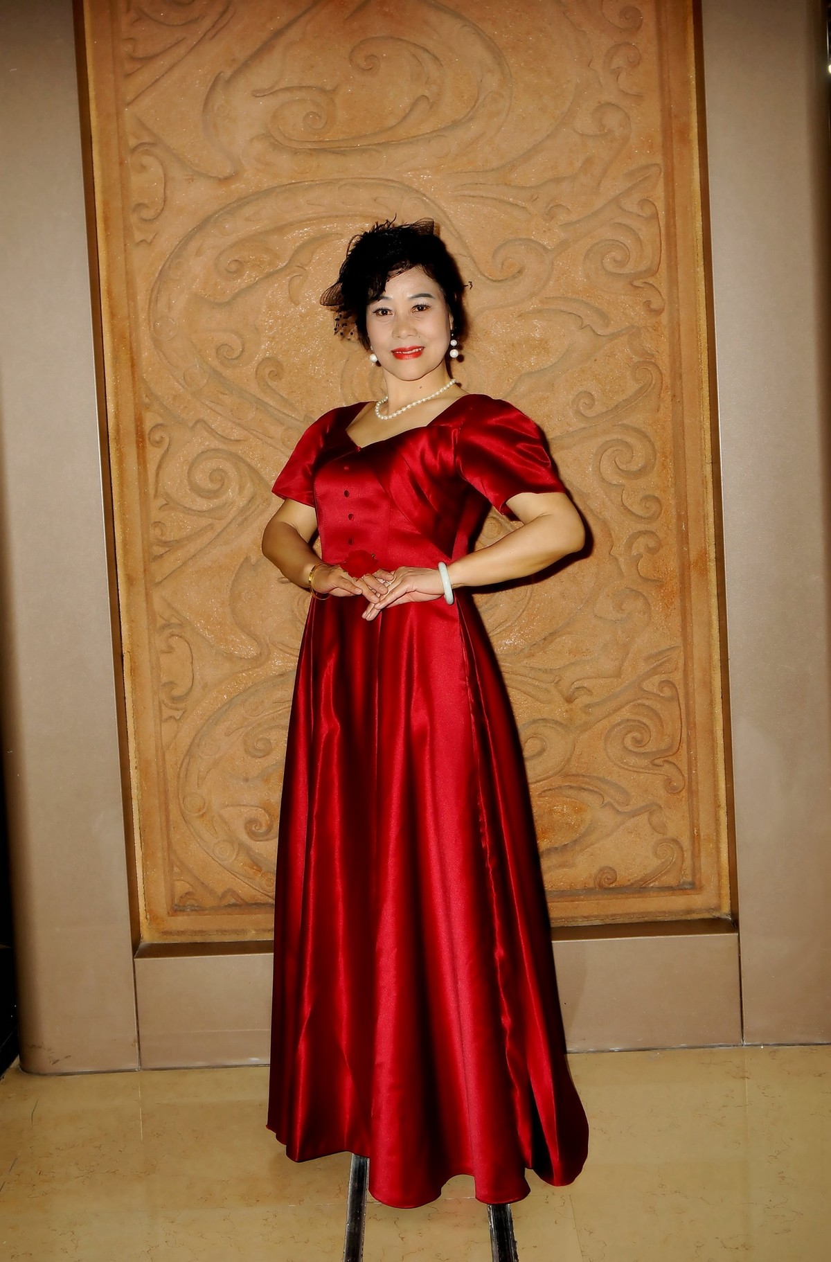 室内环境人像---演出完的红衫美女！