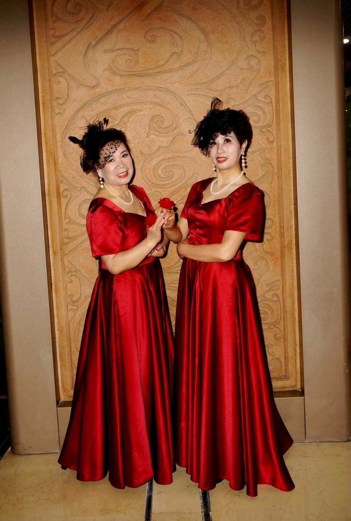 室内环境人像---演出完的红衫美女！