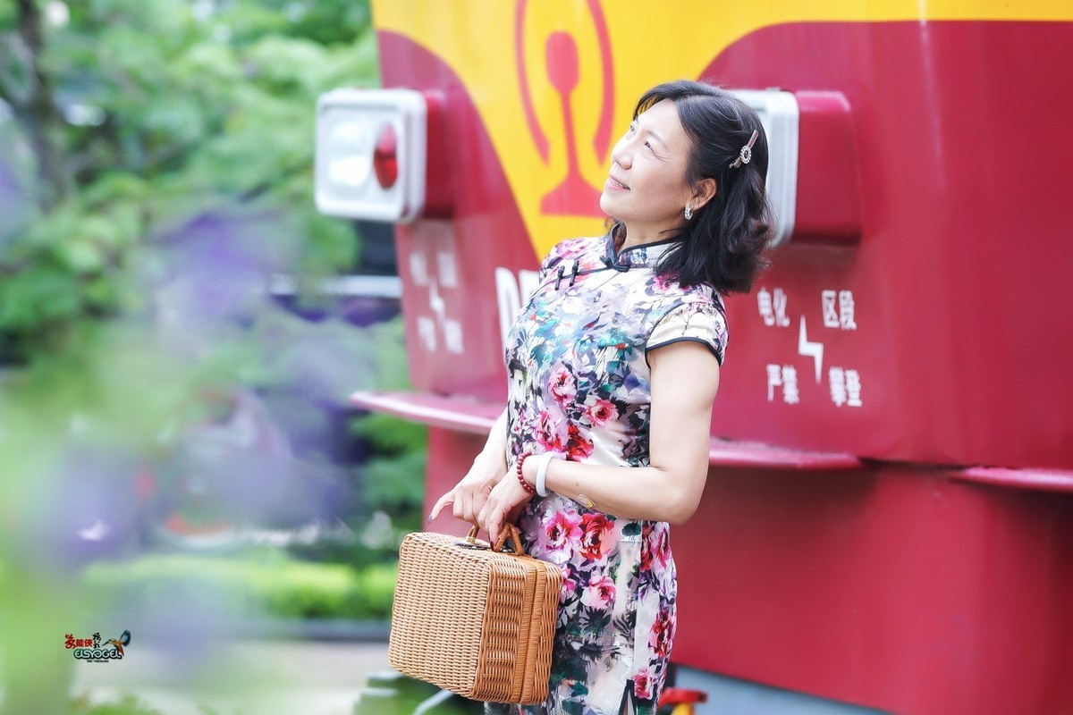 【旧铁路站台美女】---安吉尔