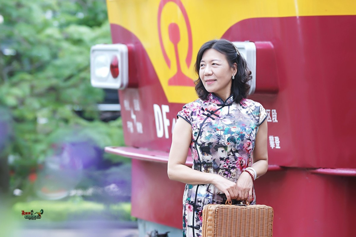 【旧铁路站台美女】---安吉尔